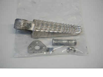 Framsidan på Fotpinne från en Suzuki SFV 650 A Gladius -2012 motorcykel.