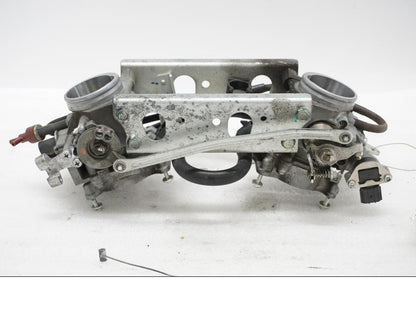 Vänster sida på Spjällhus från en Honda XL 1000 V -2008 motorcykel.