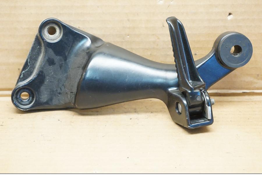 Framsidan på Fotpinnefäste från en Suzuki GSX 1300 R -2001 motorcykel.