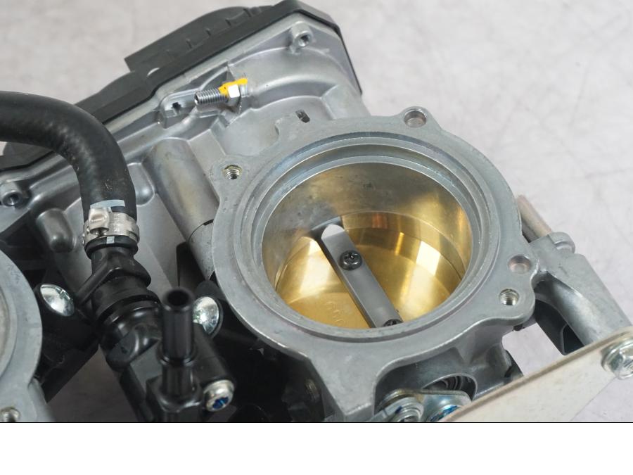 Höger sida på Spjällhus från en KTM 1290 Super Duke R -2022 motorcykel.