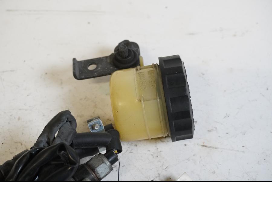 Vänster sida på Bromshuvudcylinder från en Kawasaki VN 1500 Mean Streak -2003 motorcykel.