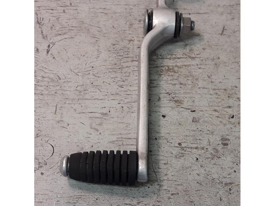 Baksidan på Växelpedal från en Yamaha YZF R6 -2006 motorcykel.