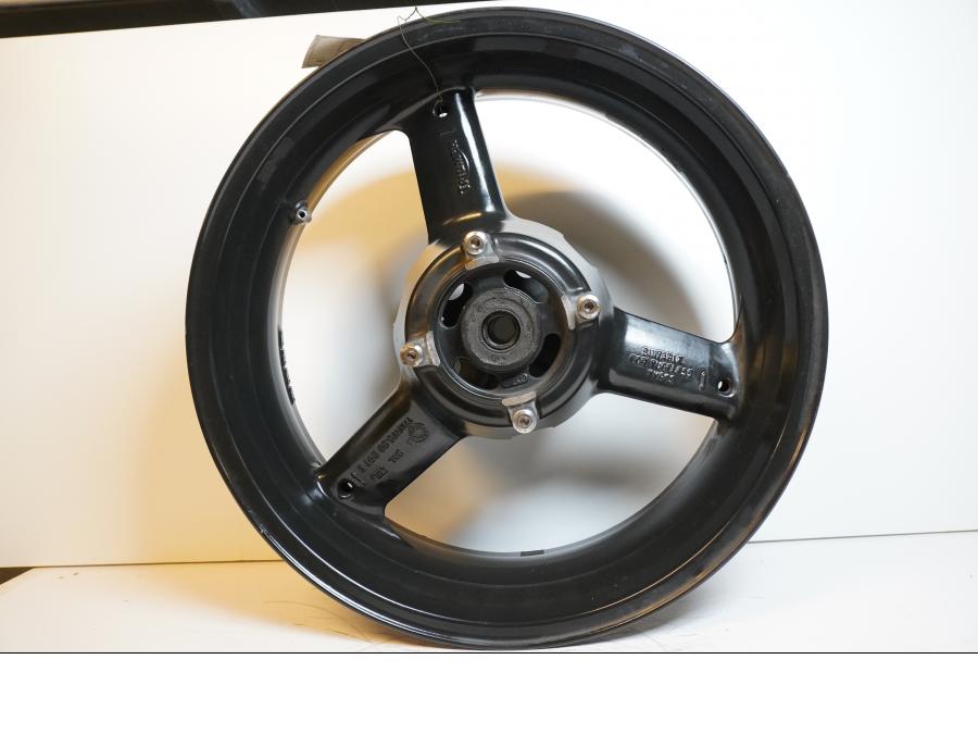 Framsidan på Fälg från en Triumph Daytona 650 -2005 motorcykel.