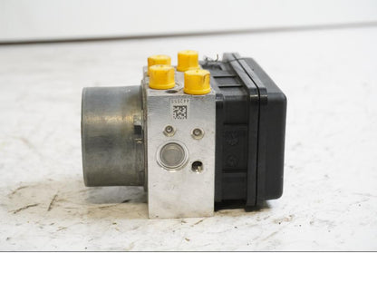 Baksidan på ABS Modulator från en KTM 125 Duke -2017 motorcykel.