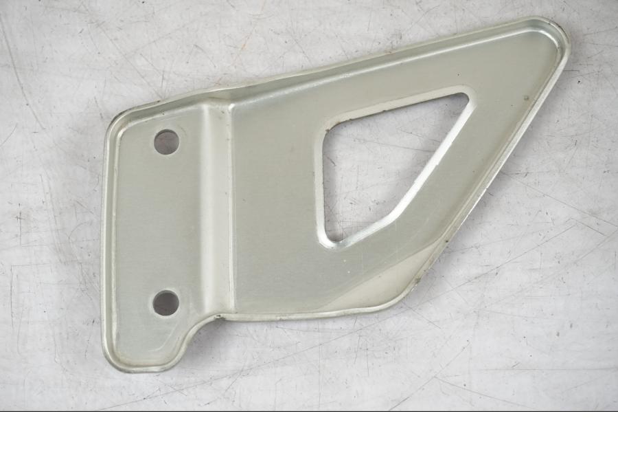 Höger sida på Fotpinnehälskydd från en Suzuki SV 650 -1999 motorcykel.