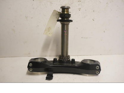 Framsidan på Gaffelkrona från en Kawasaki Versys 650 -2007 motorcykel.