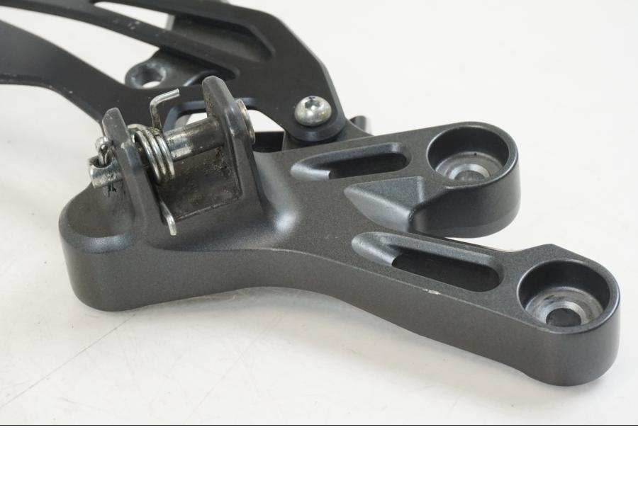 Höger sida på Fotpinnefäste från en Yamaha YZF R7 -2022 motorcykel.