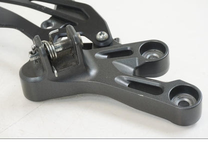 Höger sida på Fotpinnefäste från en Yamaha YZF R7 -2022 motorcykel.