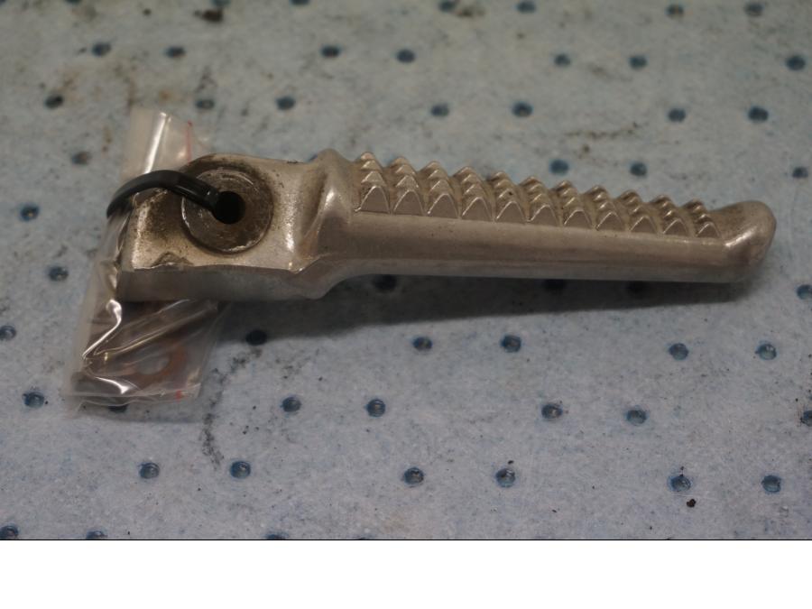 Framsidan på Fotpinne från en Honda VTR 1000 F -1997 motorcykel.