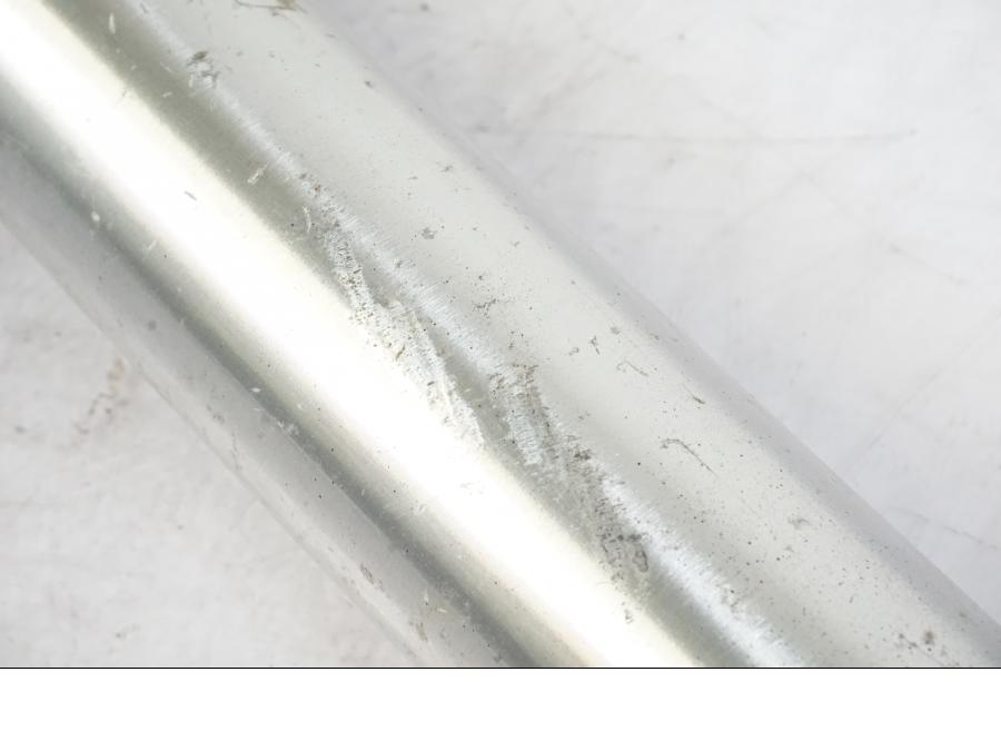 Snett nerifrån på Gaffelben från en Kawasaki KL 650A -1987 motorcykel.