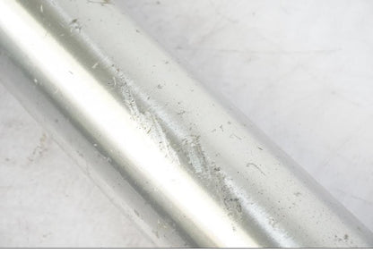 Snett nerifrån på Gaffelben från en Kawasaki KL 650A -1987 motorcykel.