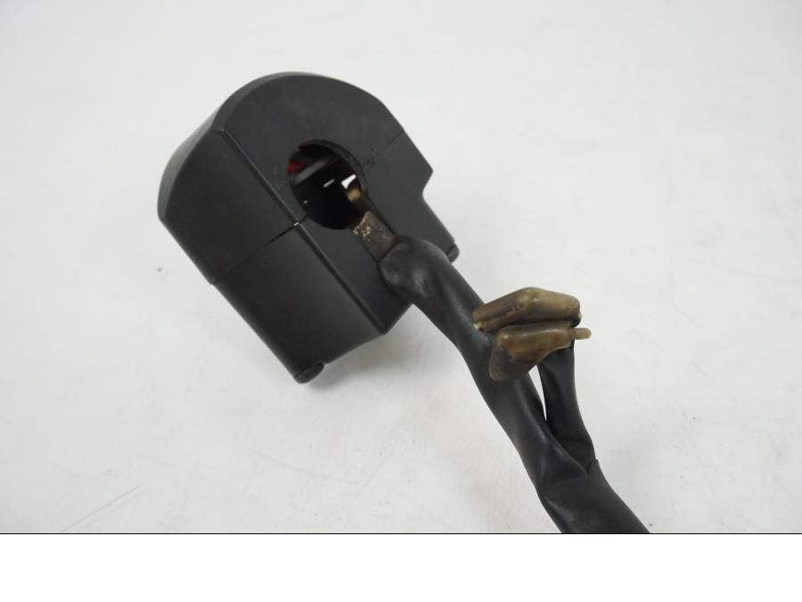 Vänster sida på Styrelreglage från en Yamaha XJR 1300 -2002 motorcykel.