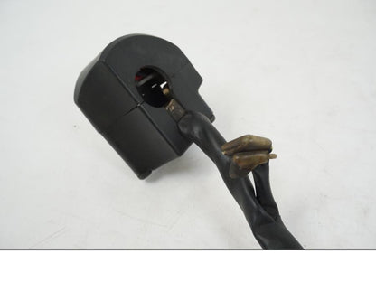 Vänster sida på Styrelreglage från en Yamaha XJR 1300 -2002 motorcykel.