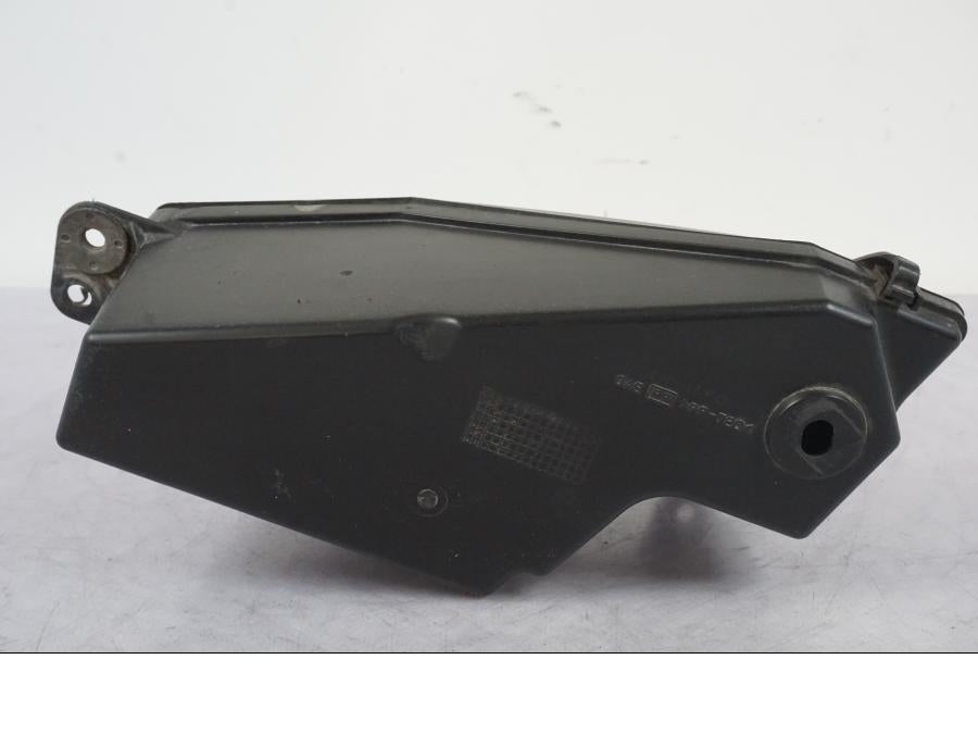 Höger sida på Verktygslåda från en Suzuki VL 800 -2002 motorcykel.