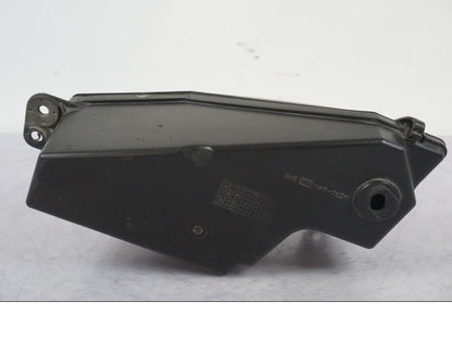 Höger sida på Verktygslåda från en Suzuki VL 800 -2002 motorcykel.