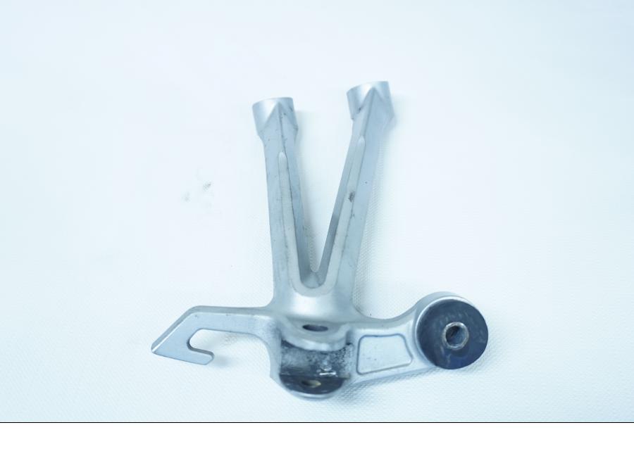 Framsidan på Fotpinnefäste från en Suzuki GSX-R 1000 -2008 motorcykel.