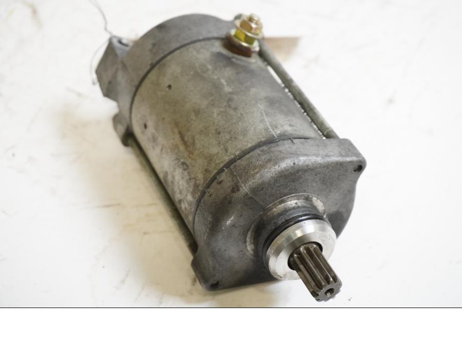 Framsidan på Startmotor från en Honda XRV 750 -1993 motorcykel.
