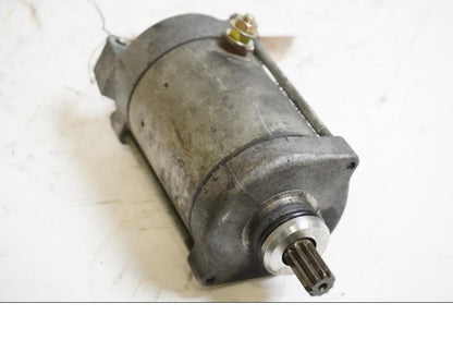 Framsidan på Startmotor från en Honda XRV 750 -1993 motorcykel.