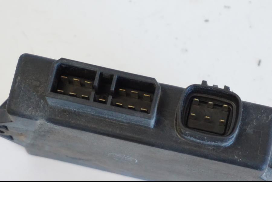 Snett uppifrån på CDI / ECU från en Yamaha YZF 1000 R -1997 motorcykel.