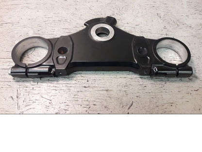 Framsidan på Gaffelkrona från en Honda ADV 750 -2017 motorcykel.