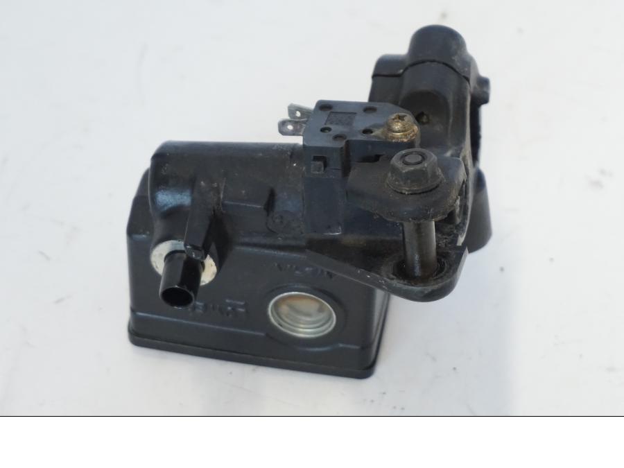 Snett nerifrån på Bromshuvudcylinder från en Kawasaki ZR-7 -2001 motorcykel.