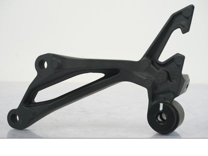 Vänster sida på Fotpinnefäste från en Kawasaki Z 900 -2021 motorcykel.