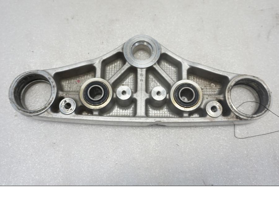 Baksidan på Gaffelkrona från en Suzuki VL 800 -2004 motorcykel.