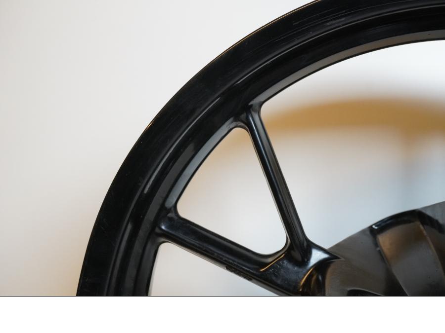 Snett nerifrån på Fälg från en BMW F 700 GS -2014 motorcykel.