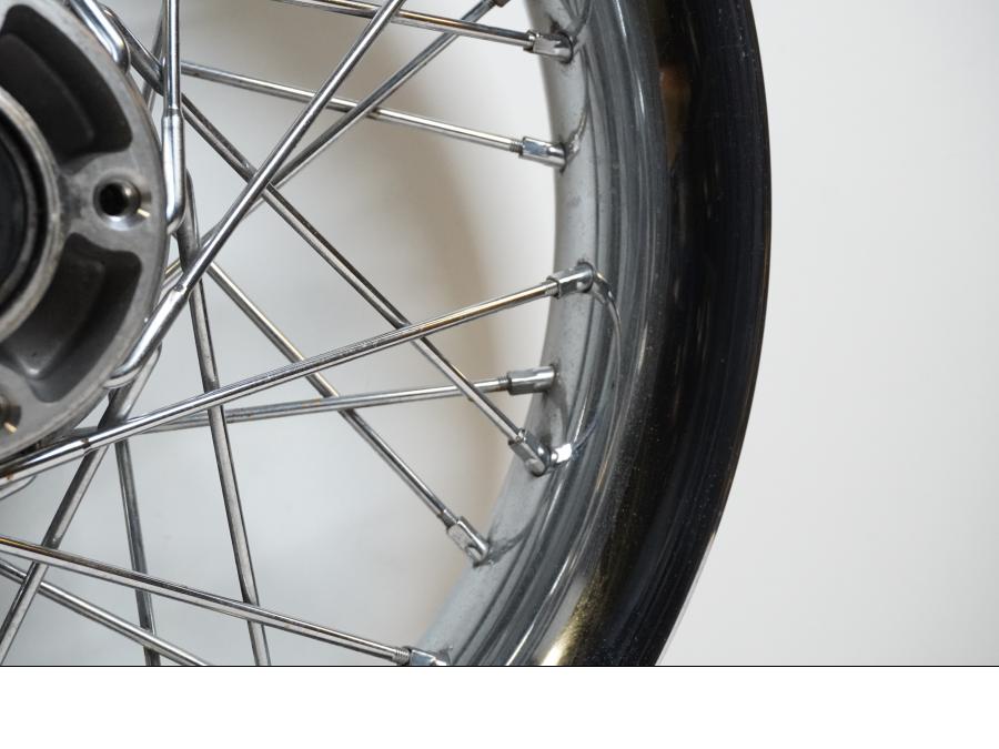 Vänster sida på Fälg från en H-D Touring Road King FLHRC -2016 motorcykel.