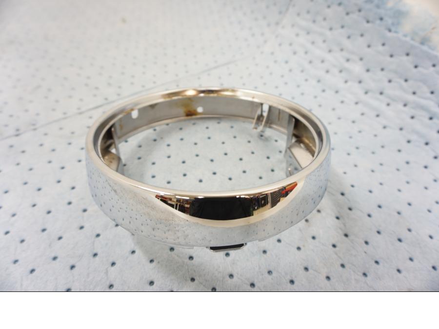 Framsidan på Strålkastarsarg från en Yamaha XVS 1300 cu striker -2016 motorcykel.