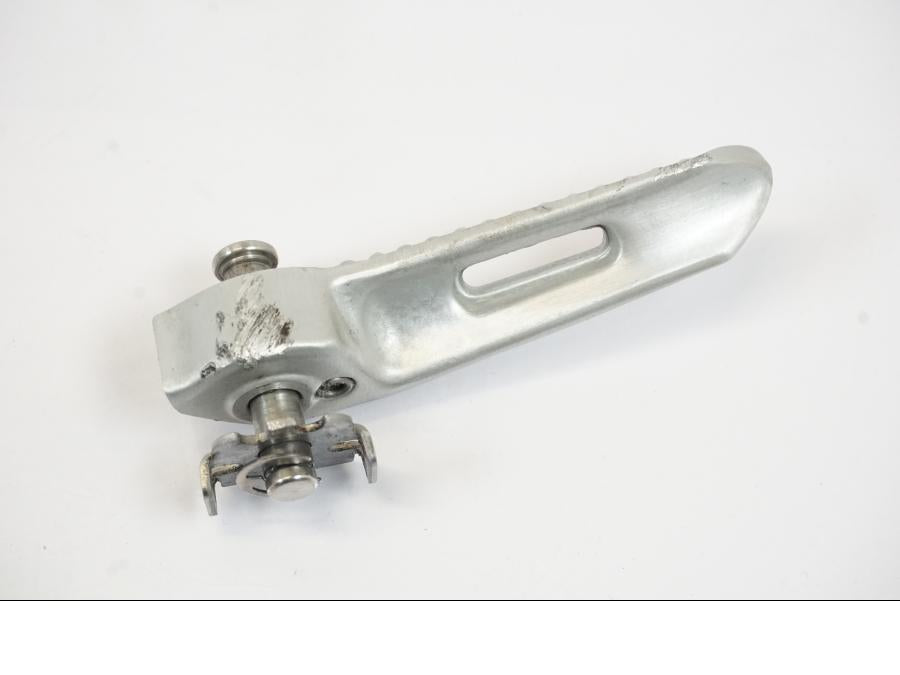 Höger sida på Fotpinne från en Triumph Trident -2021 motorcykel.