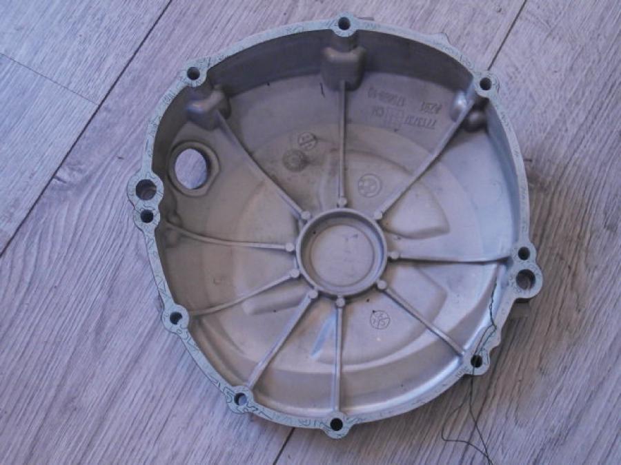 Baksidan på Kopplingskåpa från en BMW S 1000 RR -2012 motorcykel.