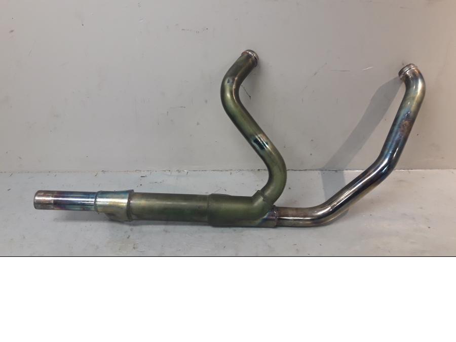 Framsidan på Grenrör från en H-D Street Glide FLHX -2012 motorcykel.