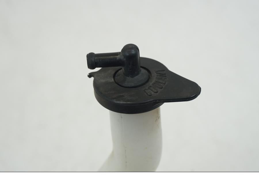 Snett nerifrån på Vattenexpansionskärl från en Honda NSR 125 -1991 motorcykel.