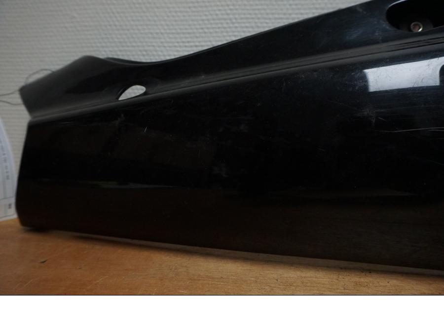 Höger sida på <p>Bakvinge höger från Suzuki GSX-R 750 1992.</p>

<p>Grova repor.</p> motorcykel.