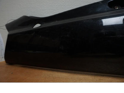 Höger sida på <p>Bakvinge höger från Suzuki GSX-R 750 1992.</p>

<p>Grova repor.</p> motorcykel.