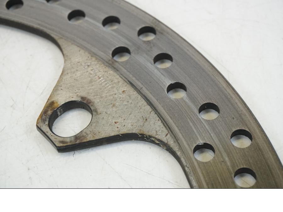 Vänster sida på Bromsskiva från en BMW K 1200 LT -2004 motorcykel.