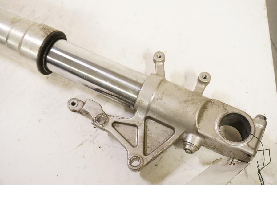 Baksidan på Gaffelben från en Suzuki GSX-R 750 -2000 motorcykel.