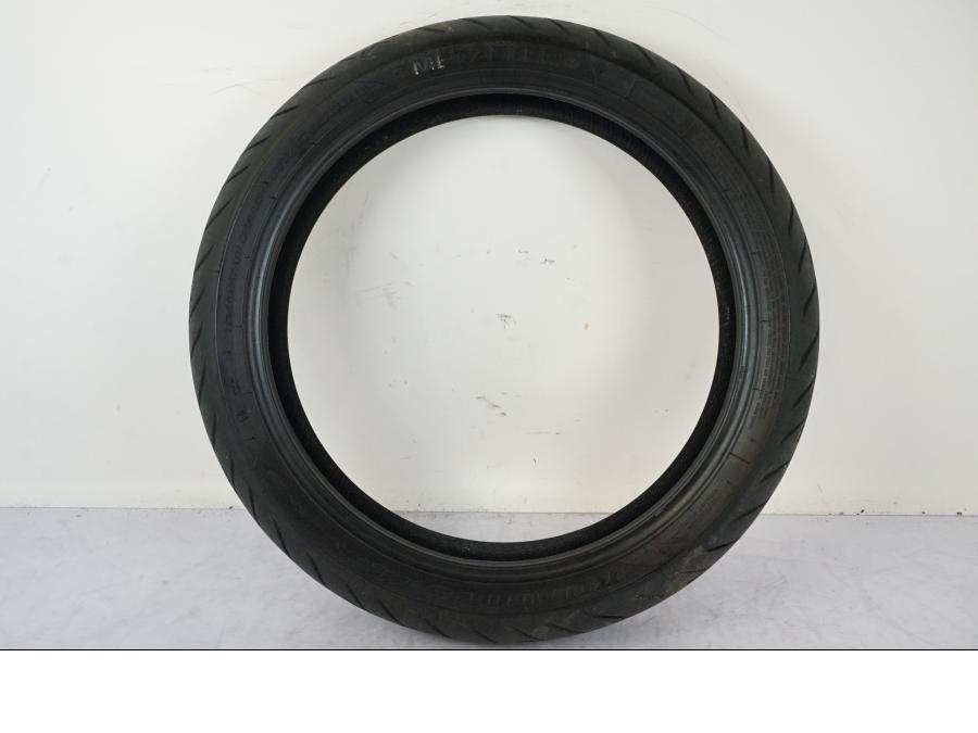 Framsidan på <p>Begagnad däck av märket Metzeler.</p>

<p>Modell Roadtec Z8 Interact.</p>

<p>Dimension 120/70 ZR 17 M/C (58W). </p>

<p>Mönsterdjup ca: 20% kvar.</p>

<p>Tillv: Vecka 2, år 2020.</p> moped.