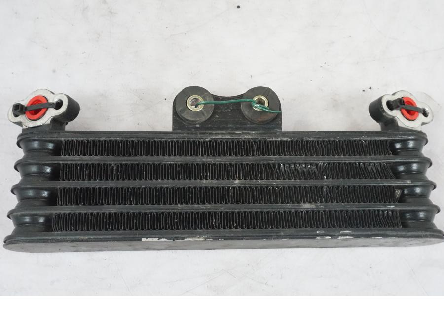 Snett nerifrån på Oljekyl från en Honda CBR 1000 F -1999 motorcykel.