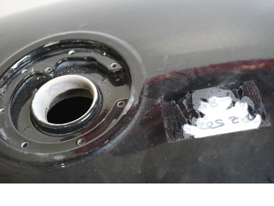 Snett nerifrån på Bensintank från en Kawasaki GPZ 500 -1988 motorcykel.