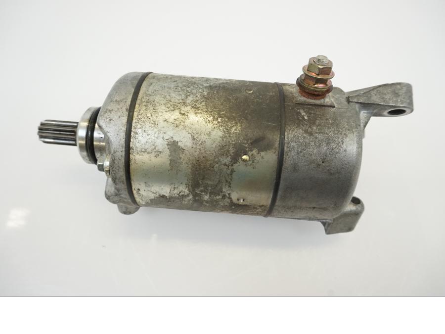 Framsidan på Startmotor från en Kawasaki Zephyr 550 -1995 motorcykel.