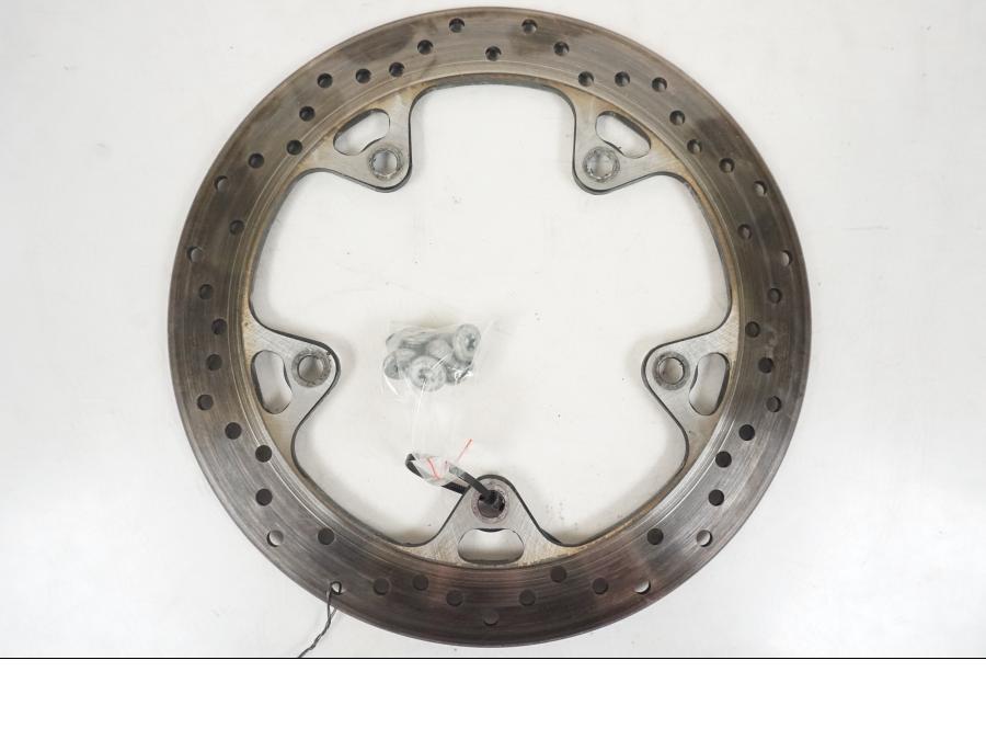 Snett nerifrån på Bromsskiva från en BMW R 1250 GS -2021 motorcykel.