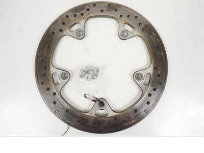 Snett nerifrån på Bromsskiva från en BMW R 1250 GS -2021 motorcykel.