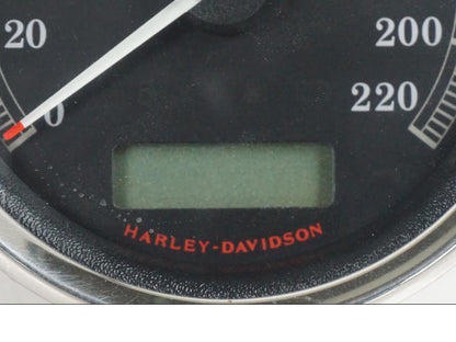 Baksidan på Hastighetsmätare från en H-D Softail FXCW Rocker -2008 motorcykel.