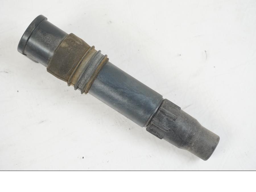 Vänster sida på Tändspole från en Suzuki VZR 1800 -2009 motorcykel.