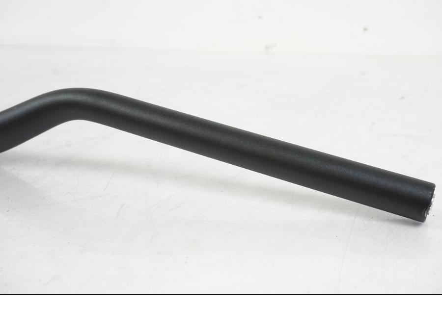 Snett nerifrån på Styre från en KTM 1290 Super Duke R EVO -2023 motorcykel.