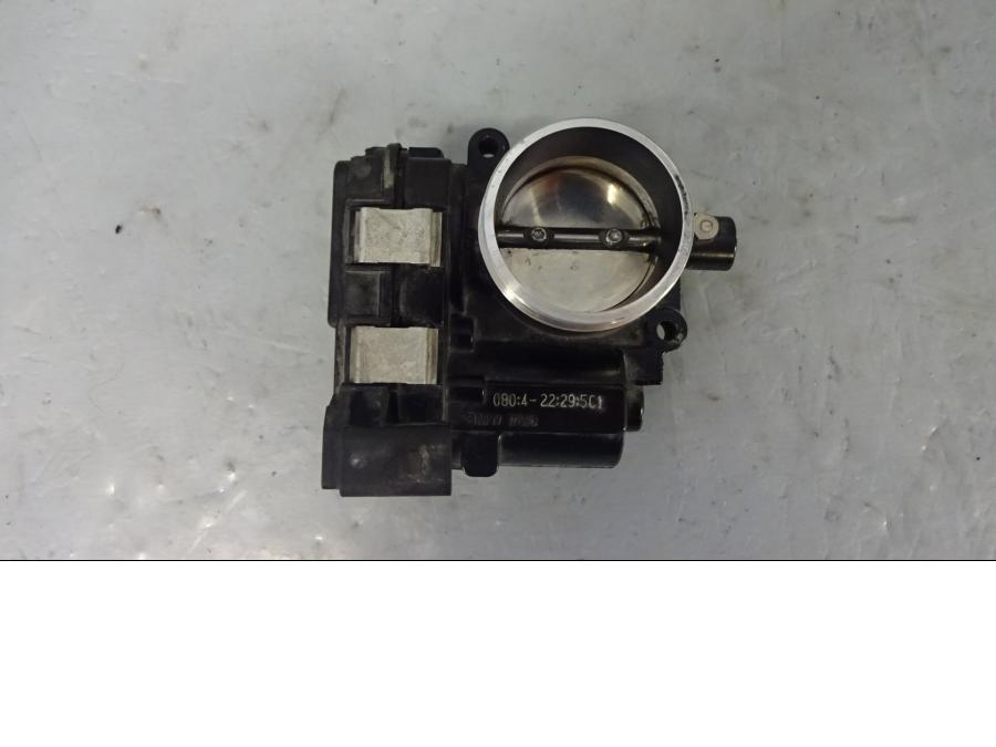 Framsidan på Spjällhus från en BMW R 1200 GSA -2014 motorcykel.