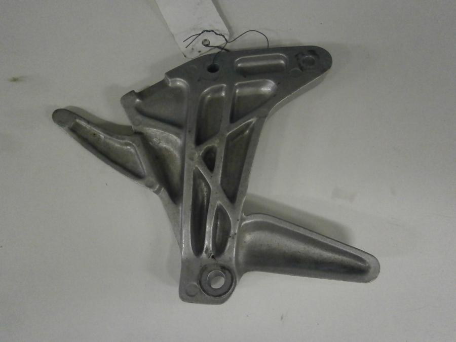 Baksidan på Fotpinnefäste från en Aprilia Pegaso 650 -1997 motorcykel.