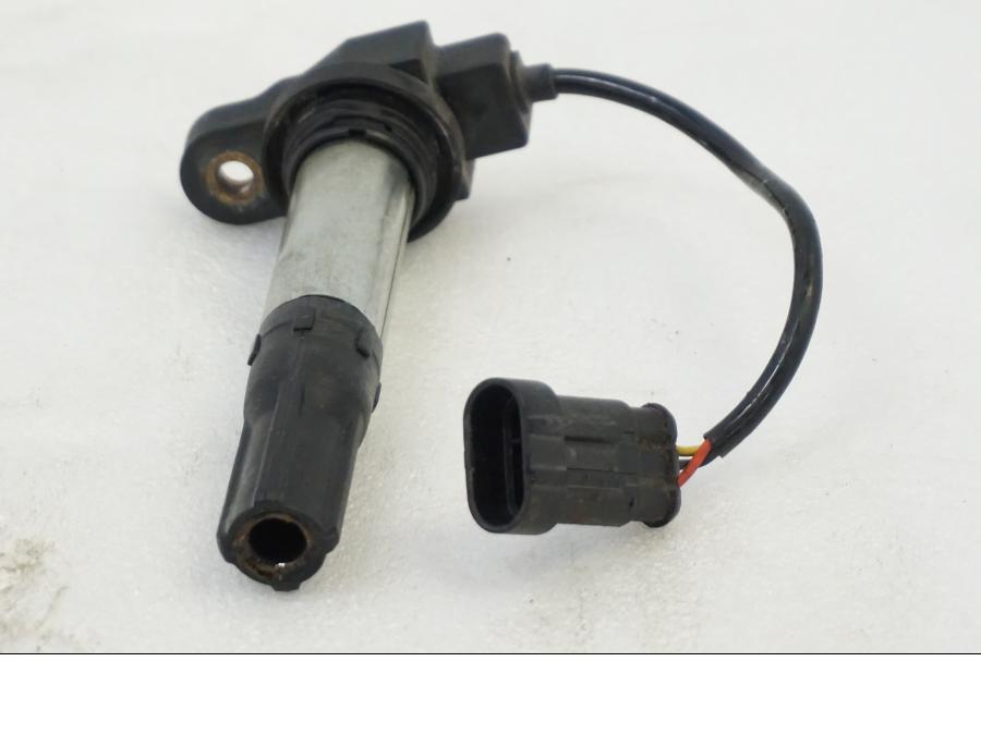 Höger sida på Tändspole från en Aprilia RSV 1000 -2010 motorcykel.